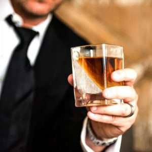 Idea regalo Whiskey Wedge  stampo per ghiaccio in bicchiere